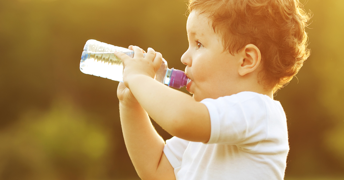 Ребёнок не пьёт воду: что делать?